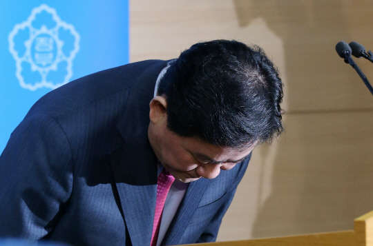 최경환, 연말정산 관련 긴급기자회견  최경환 부총리 겸 기획재정부 장관이 20일 오전 서울 세종로 정부서울청사에서 연말정산과 관련해 긴급 기자회견을 마친뒤 인사하고 있다. 최 부총리는 &quot;공제항목 및 공제수준을 조정하는 등 자녀수, 노후대비 등을 감안한 근로소득세 세제개편 방안을 적극 검토할 것&quot;이라고 말했다. 연합뉴스